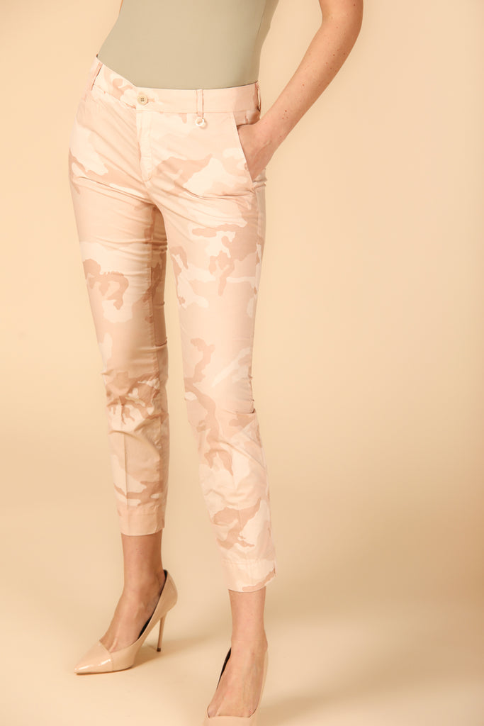 immagine 2 di pantaloni capri chino donna modello Jaqueline Curvie camouflage colore rosa fit curvy di Mason's