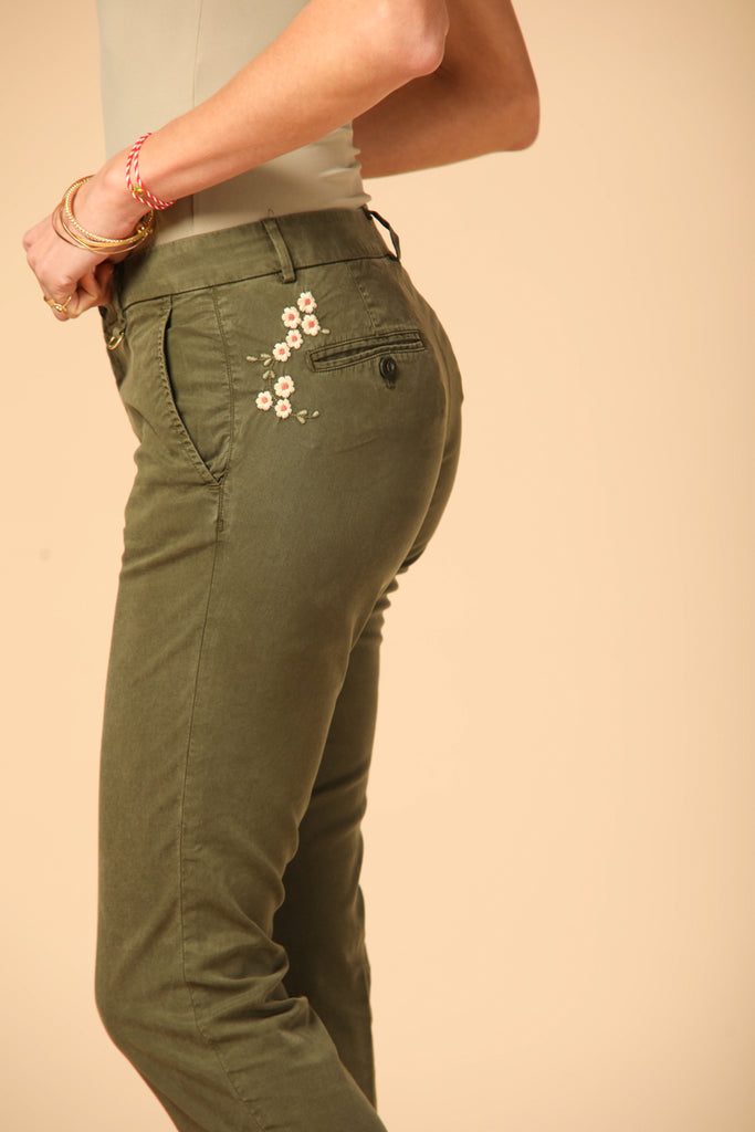 immagine 4 di pantalone chino capri donna modello Jaqueline Curvie colore verde fit curvy di Mason's