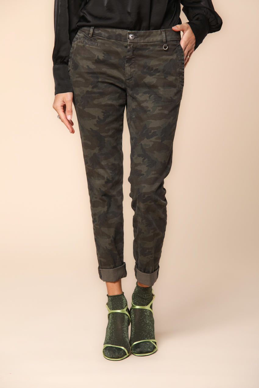 Jaqueline Archivio women's chino pants in camouflage-print gabardine, curvy fit ①