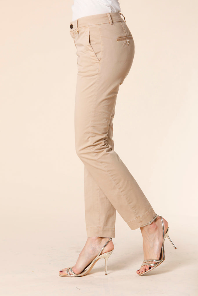 immagine 3 di pantalone chino donna in gabardina modello jaqueline archivio colore kaki scuro curvy fit di mason's 