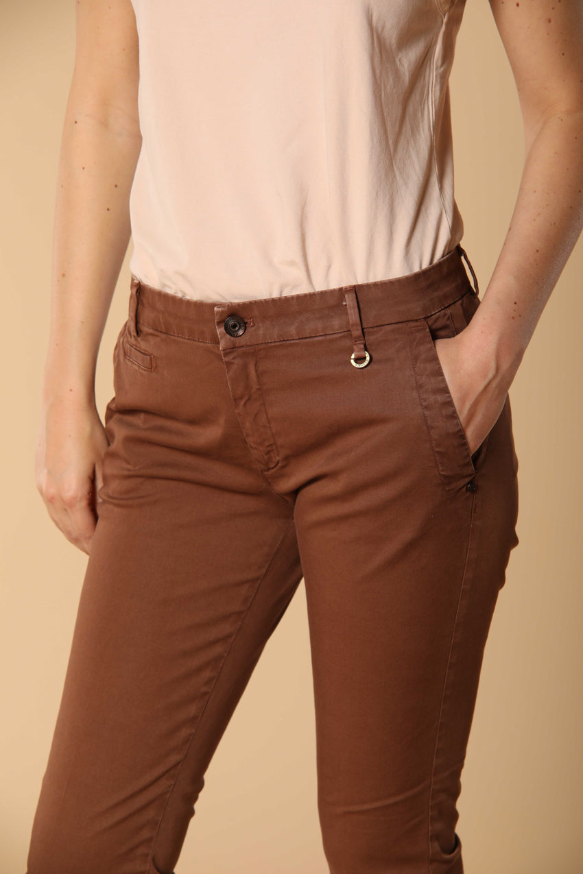 Jaqueline Archivio pantalón chino de mujer en gabardina curvy fit