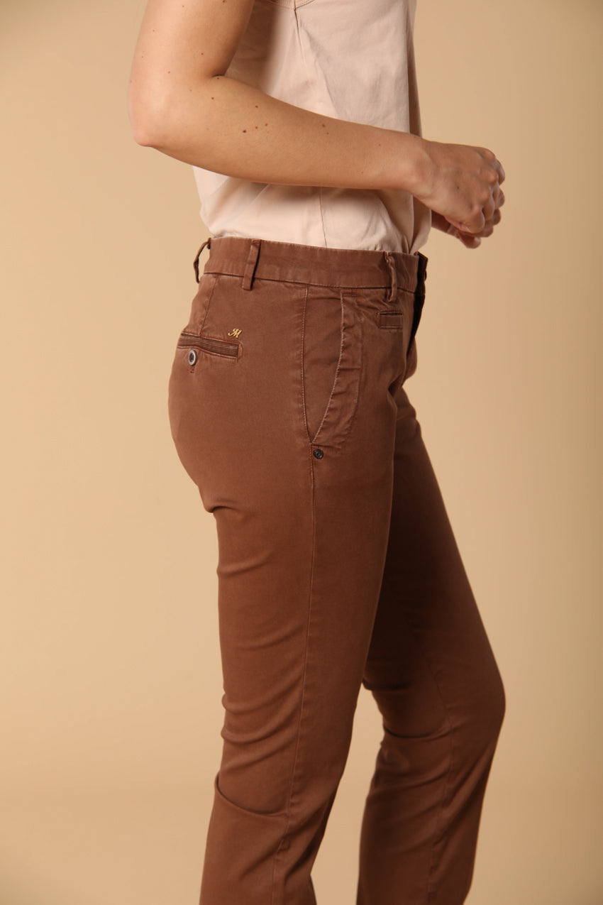 Jaqueline Archivio pantalón chino de mujer en gabardina curvy fit