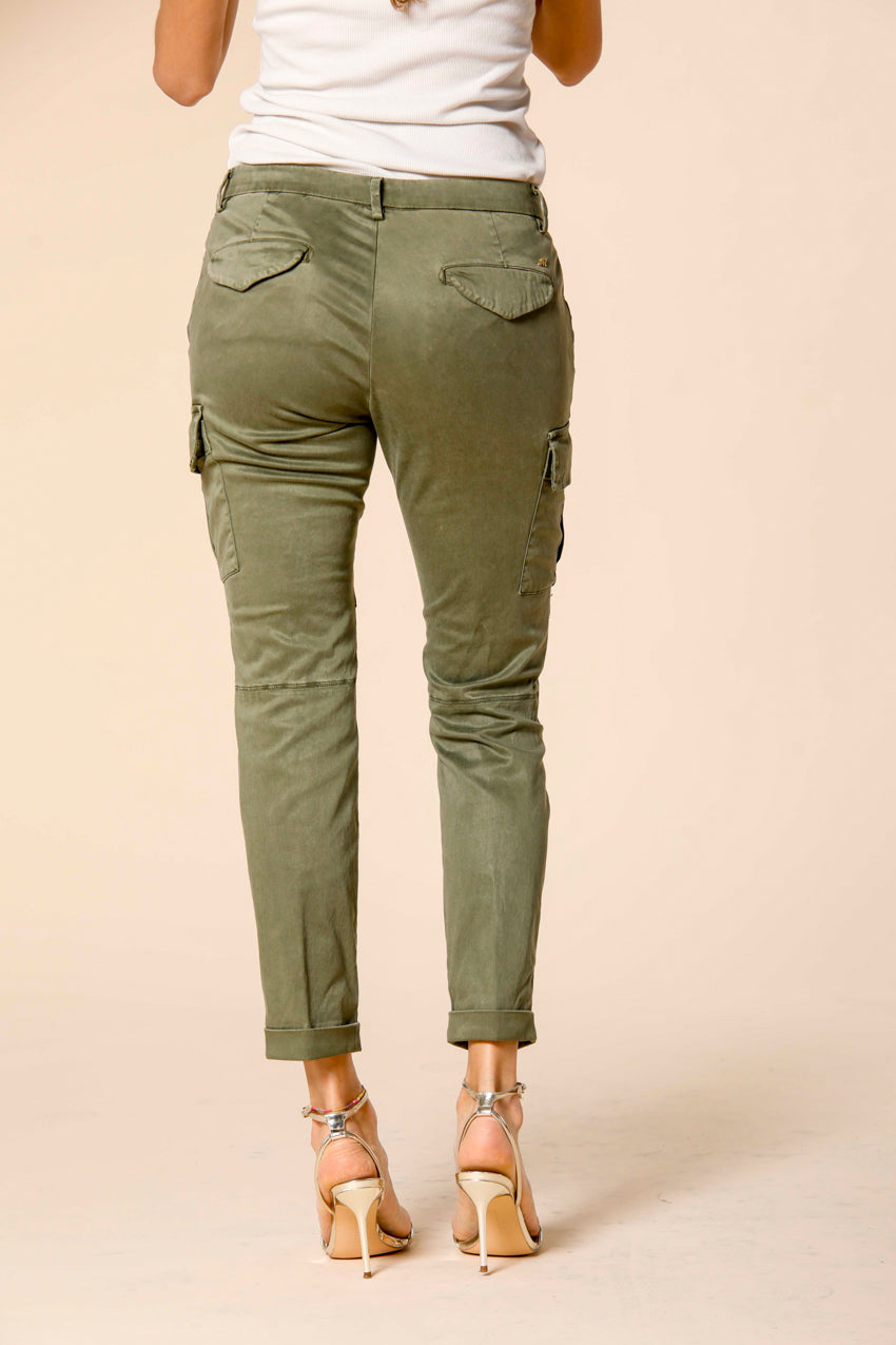 Image 3 du pantalon cargo ur femme en satin stretch couleur vert modèle Chile City de Mason's