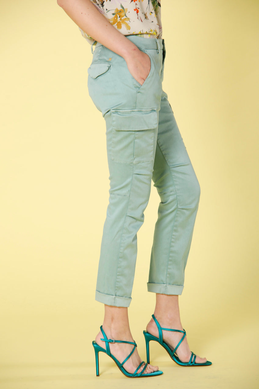 Image 5 du pantalon cargo ur femme en satin stretch couleur vert menthe modèle Chile City de Mason's