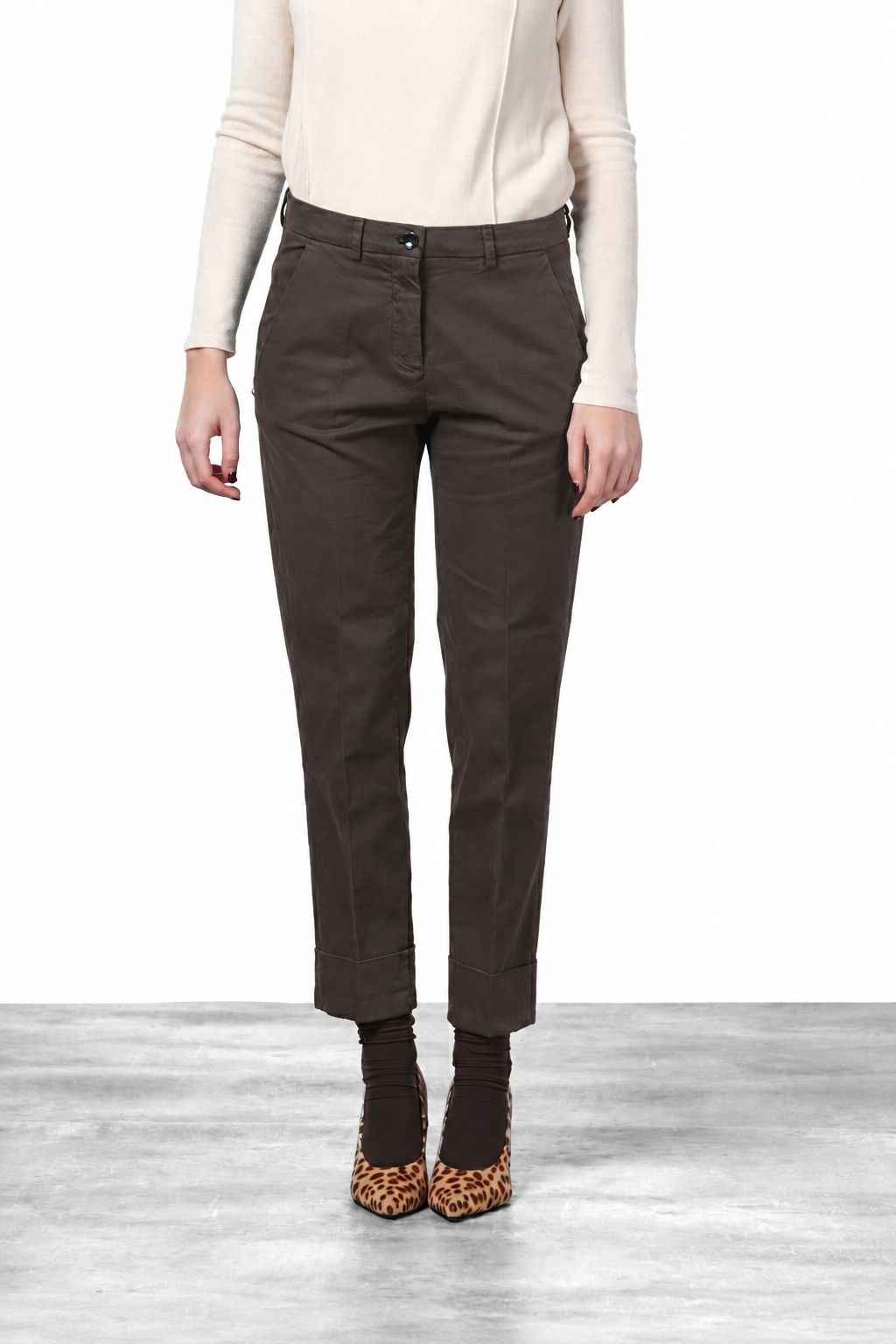 Pantalón chino de mujer New York Carrot en satén con carrot fit ①