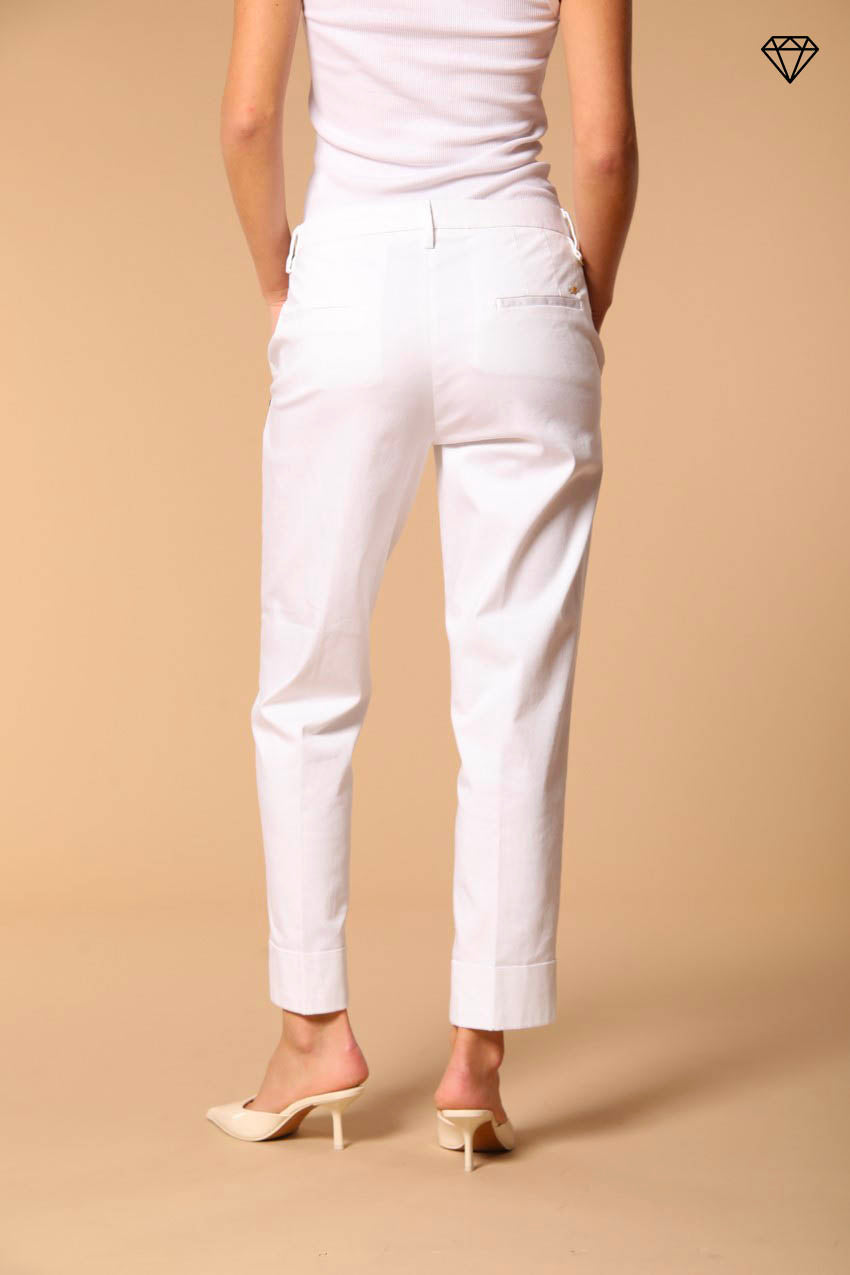 Immagine 4 di pantalone chino donna in raso stretch modello New York Carrot carrot fit