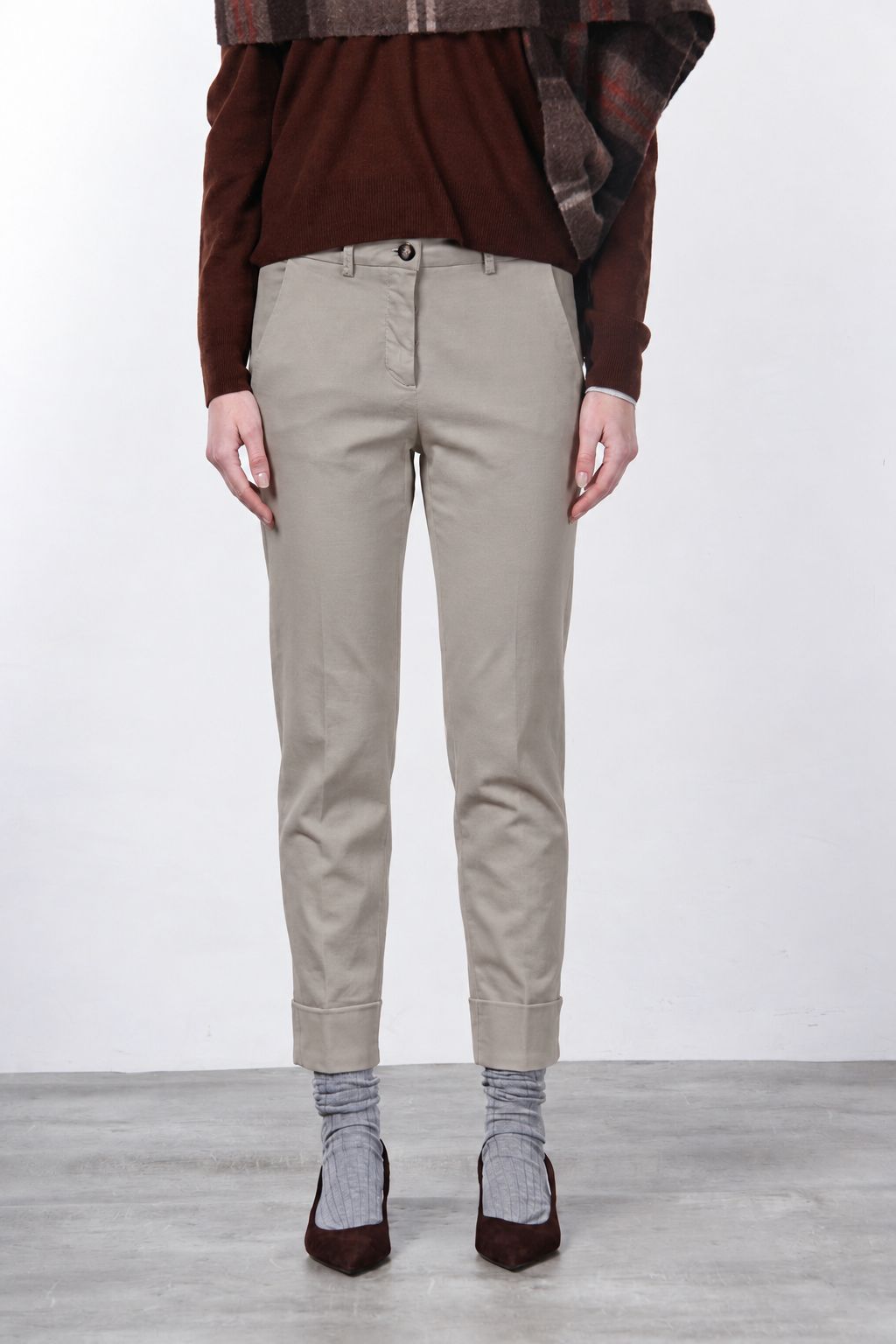 New York Carrot women’s chino pants in cotton and wool gabardine with carrot fit ①
