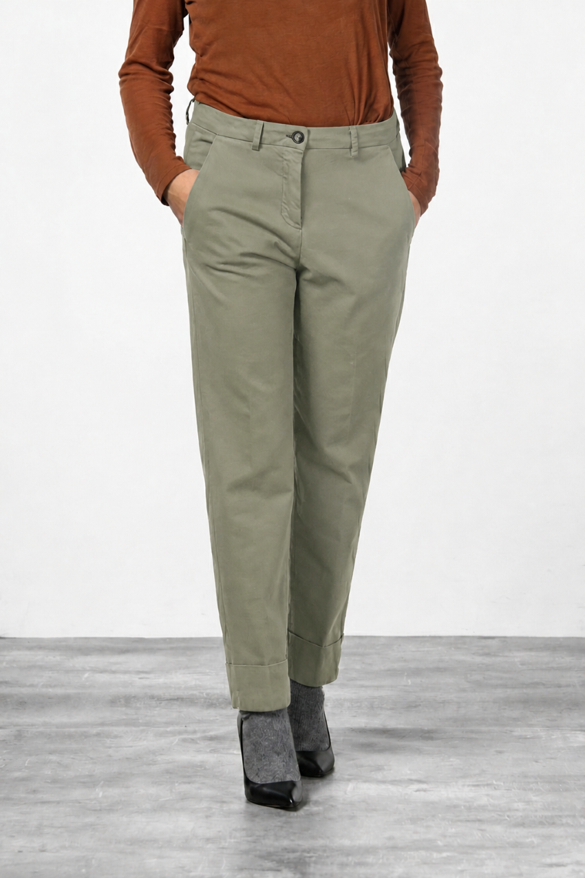New York Carrot women’s chino pants in cotton and wool gabardine with carrot fit ①