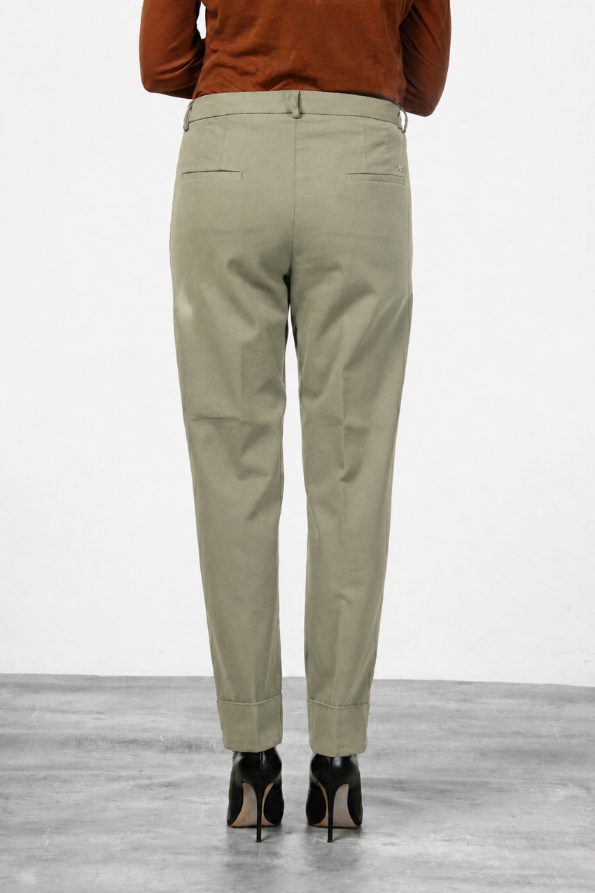 New York Carrot women’s chino pants in cotton and wool gabardine with carrot fit ①