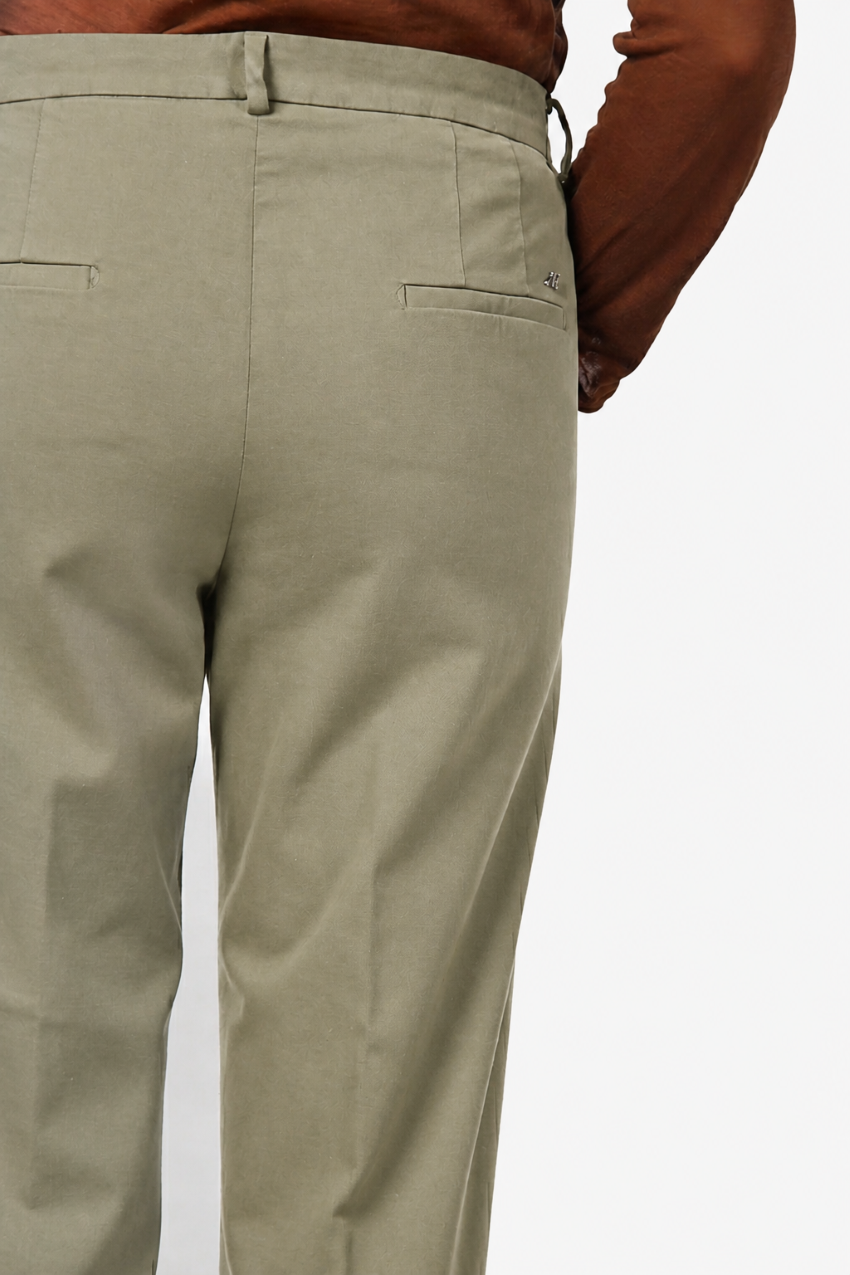 New York Carrot women’s chino pants in cotton and wool gabardine with carrot fit ①