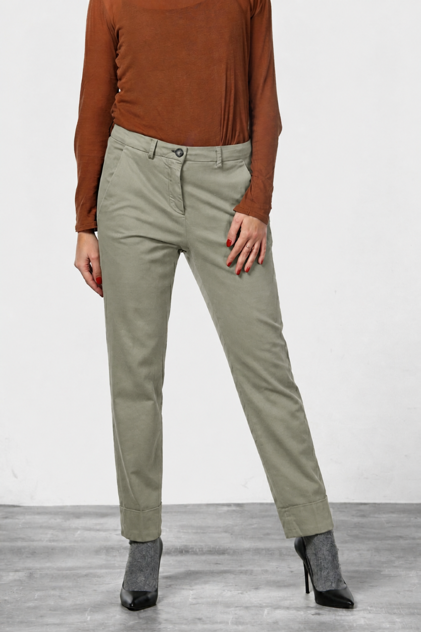 New York Carrot women’s chino pants in cotton and wool gabardine with carrot fit ①