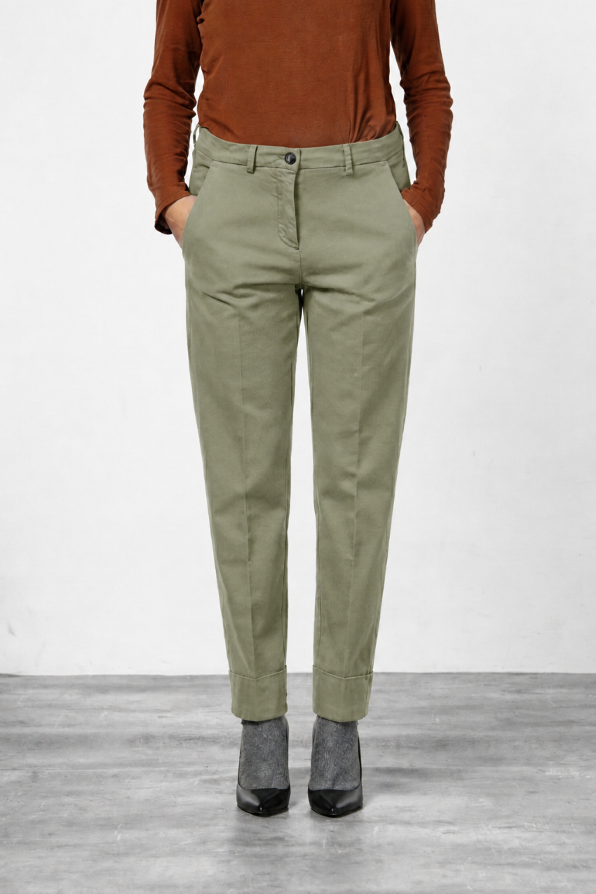 New York Carrot women’s chino pants in cotton and wool gabardine with carrot fit ①