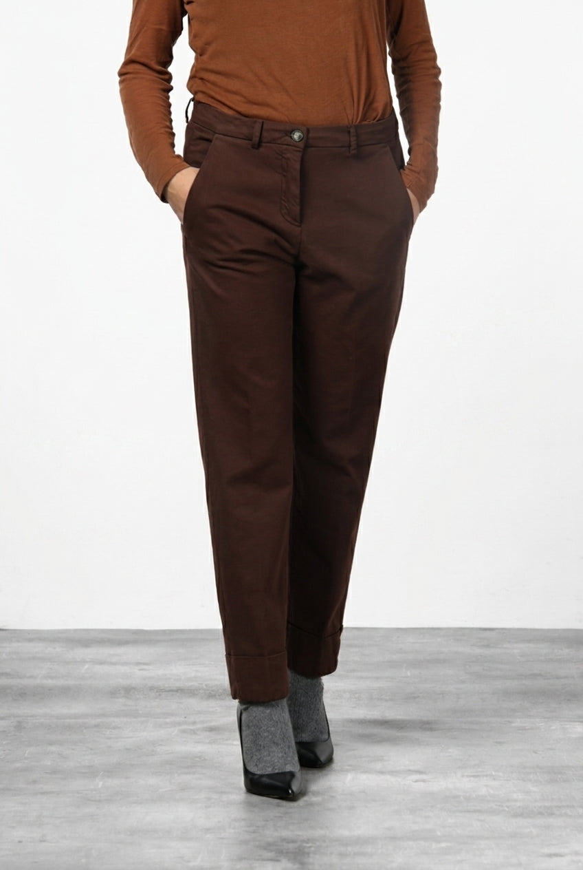 New York Carrot women’s chino pants in cotton and wool gabardine with carrot fit ①
