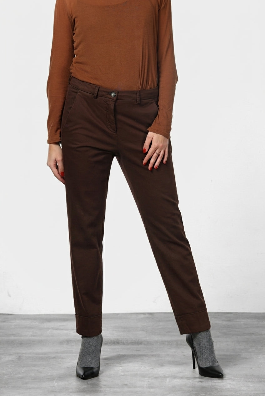 New York Carrot women’s chino pants in cotton and wool gabardine with carrot fit ①
