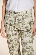 Marlene pantalon chino femme en gabardine imprimé feuilles carrot fit