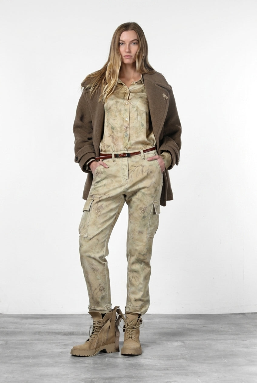 Marlene Cargo pantalón cargo de mujer en bull con motivo floral difuminado carrot fit