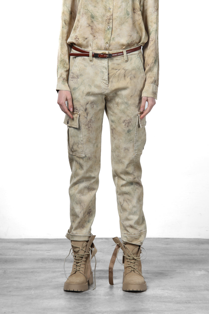 Marlene Cargo pantalón cargo de mujer en bull con motivo floral difuminado carrot fit