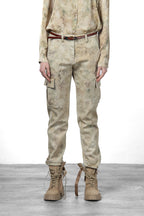 Marlene Cargo pantalón cargo de mujer en bull con motivo floral difuminado carrot fit