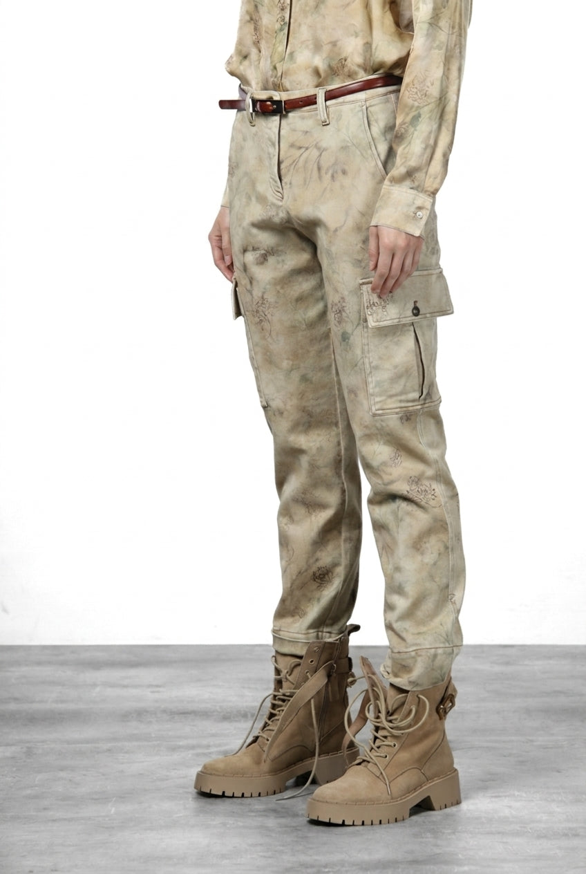 Marlene Cargo pantalón cargo de mujer en bull con motivo floral difuminado carrot fit