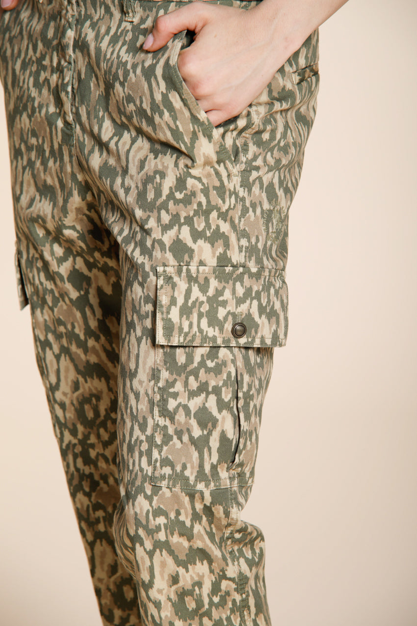 Marlene Cargo pantalone donna in gabardina stampa camouflage carrot fit