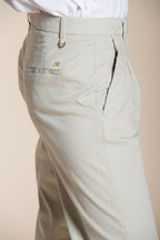 New York Carrot Sartoriale 1 Pince pantalón chino mujer en satén de algodón y seda carrot fit ①