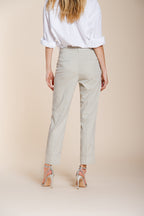 New York Carrot Sartoriale 1 Pince pantalone chino donna in raso di cotone e seta carrot fit ①