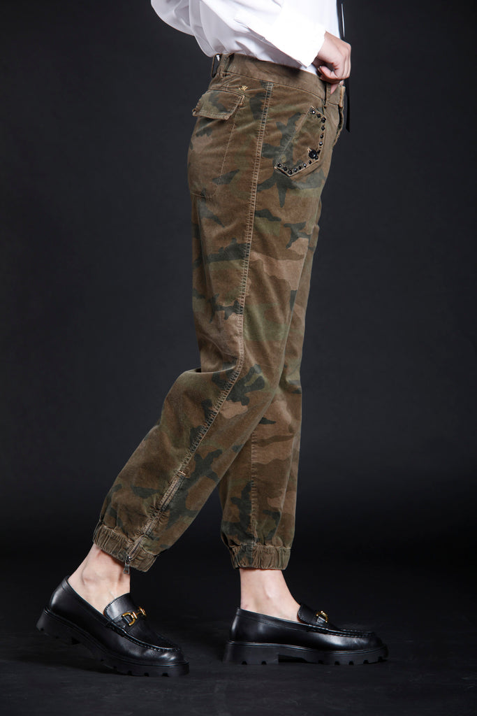 immagine 3 di pantalone cargo donna in velluto pattern camouflage  modello Evita di Mason's 