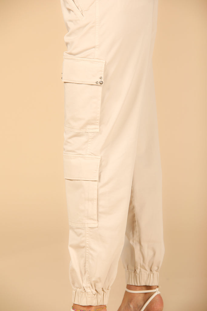 immagine 4 di pantalone cargo donna modello Evita colore stucco fit curvy di Mason's