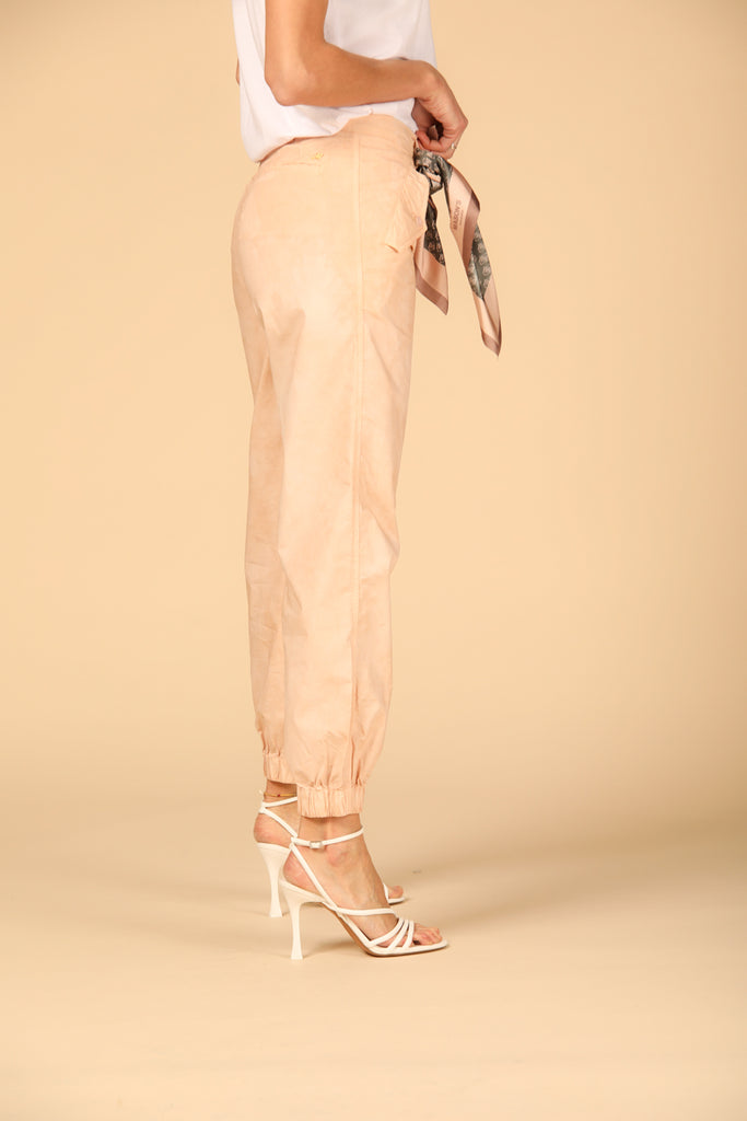 immagine 2 di pantalone cargo donna modello Evita colore rosa fit curvy di Mason's
