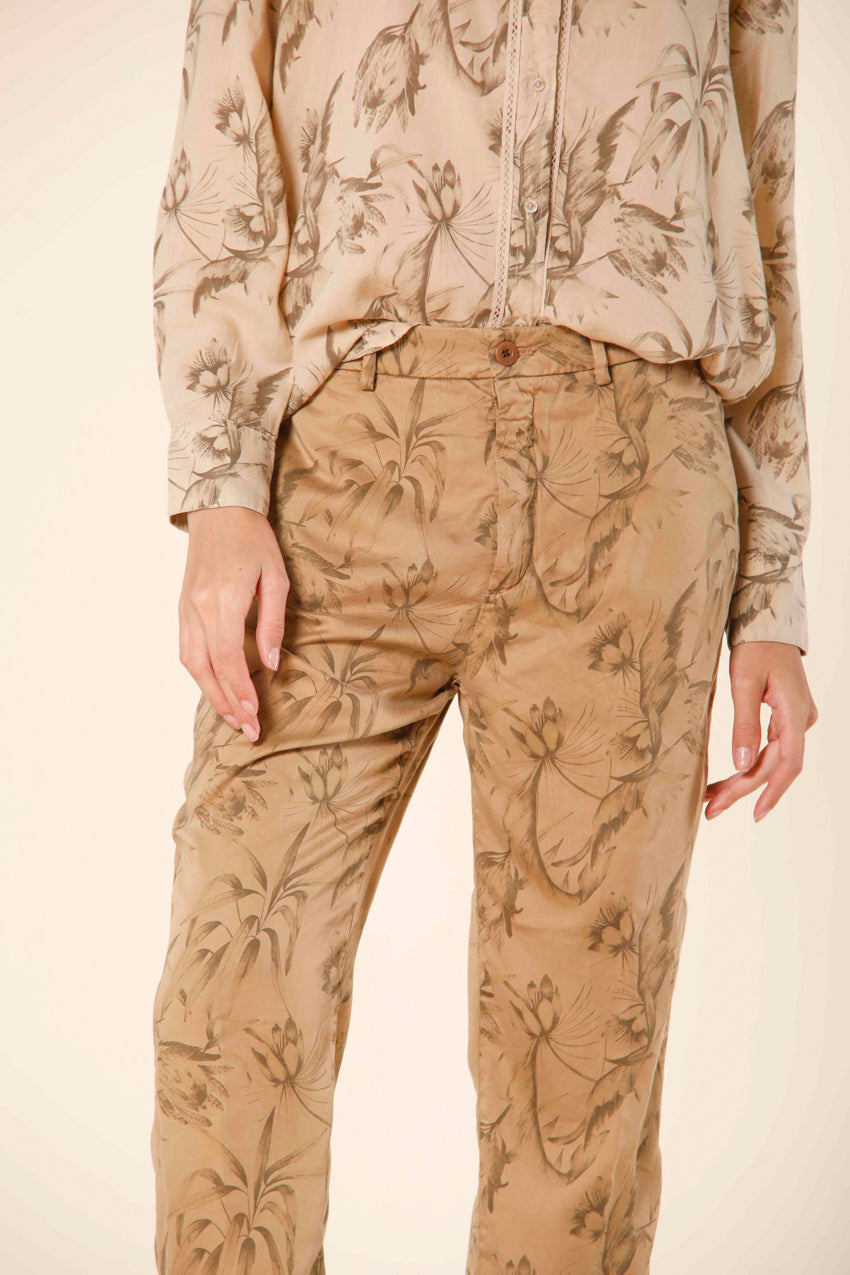 image 2 de pantalon chino femme en tencel avec imprimé feuilles modèle linda summer en biscuit de Mason's