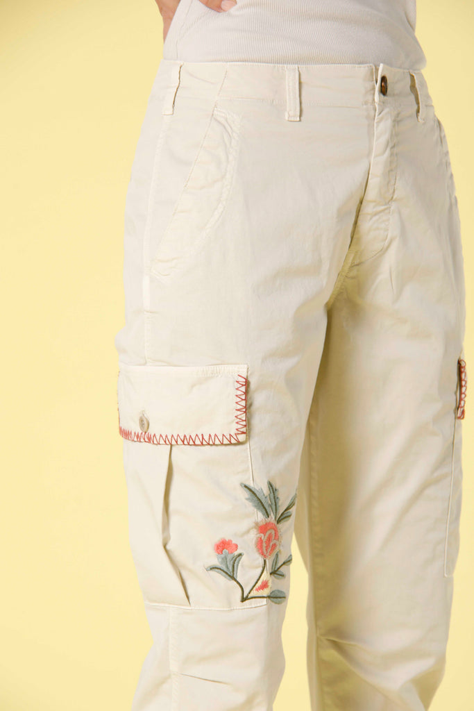 Immagine 3 di pantalone cargo donna in twill di cotone color burro con ricamo modello Judy Archivio di Mason's