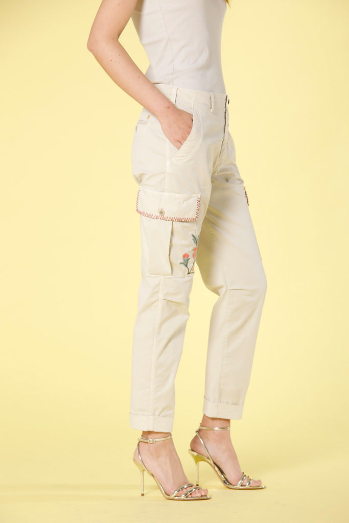 Immagine 5 di pantalone cargo donna in twill di cotone color burro con ricamo modello Judy Archivio di Mason's
