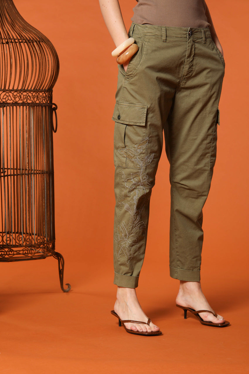 Judy Archivio pantalone cargo donna in twill di cotone stretch con ricamo relaxed fit