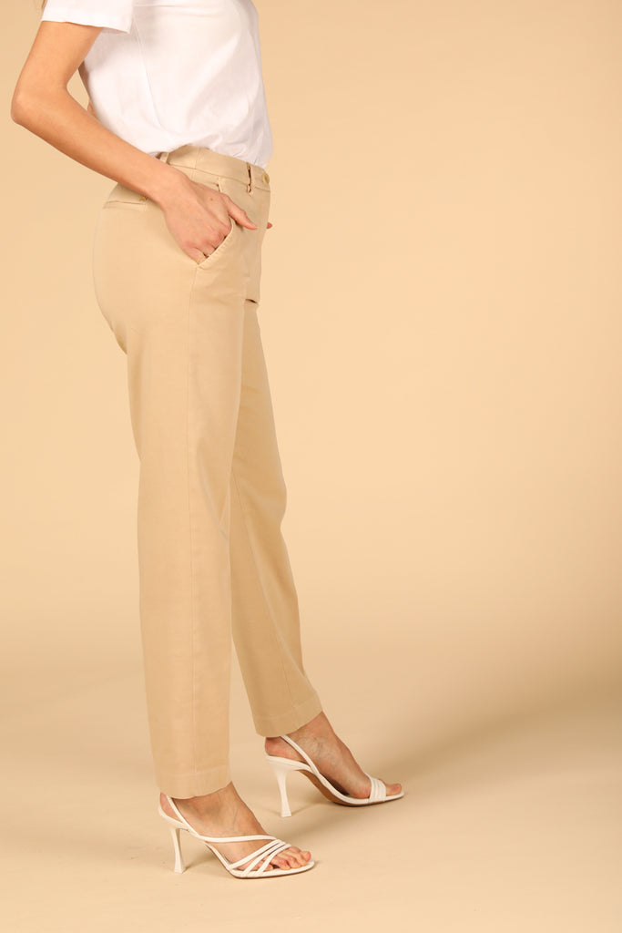 immagine 4 di pantalone chino donna modello New York colore kaki scuro fit regular 