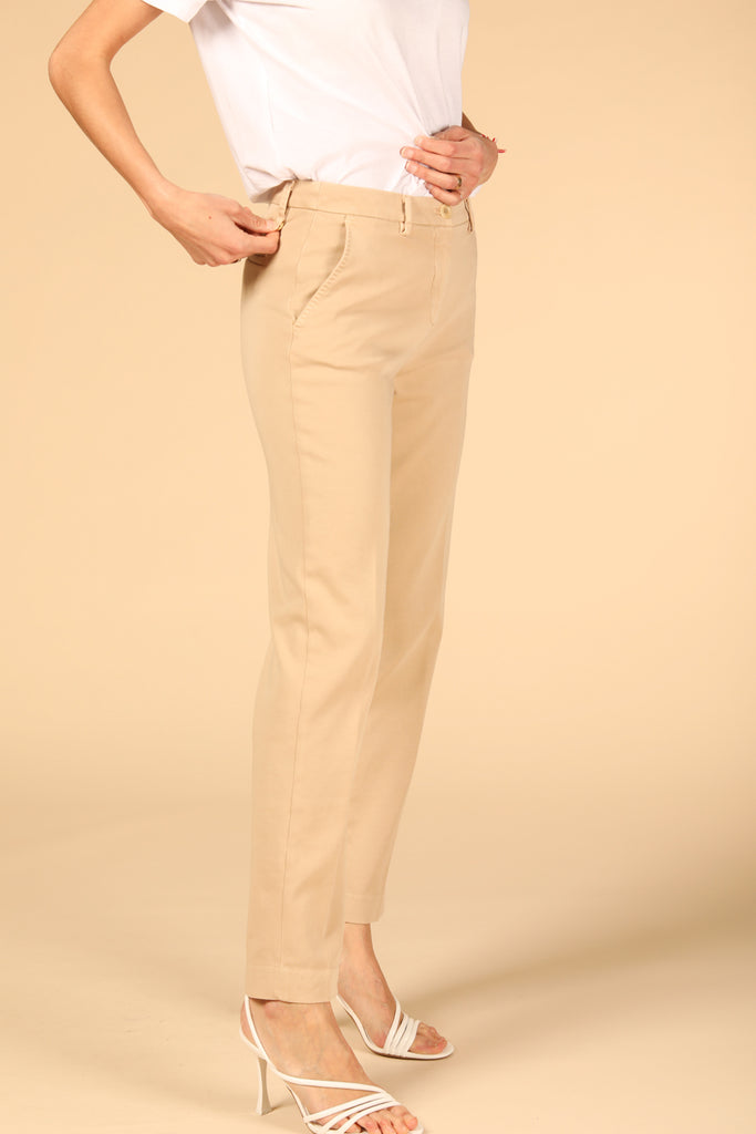 immagine 2 di pantalone chino donna modello New York colore kaki scuro fit regular 