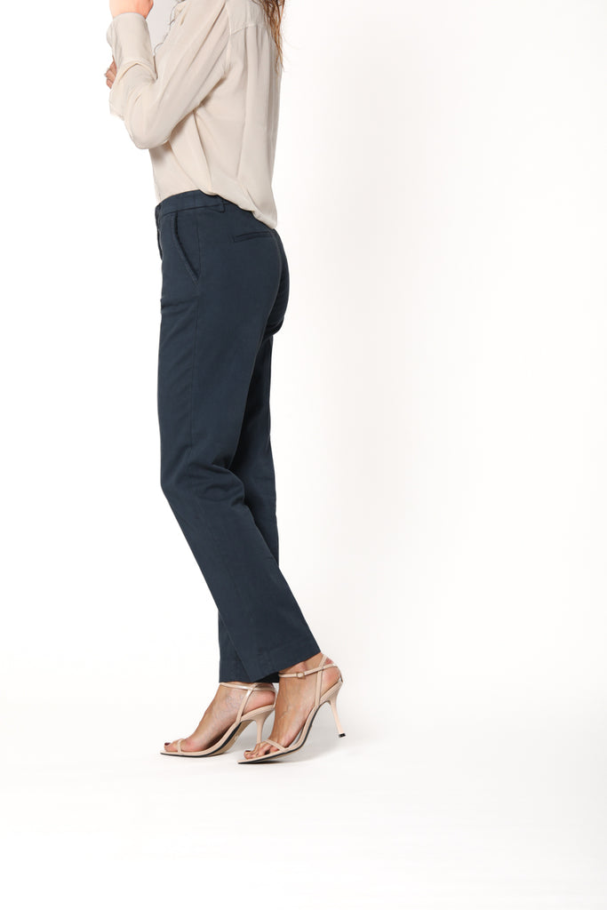 Immagine 3 di pantalone chino donna in gabardina colore blu navy modello New York di Mason's
