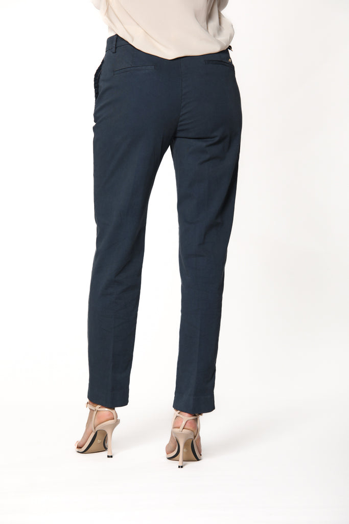 Immagine 4 di pantalone chino donna in gabardina colore blu navy modello New York di Mason's
