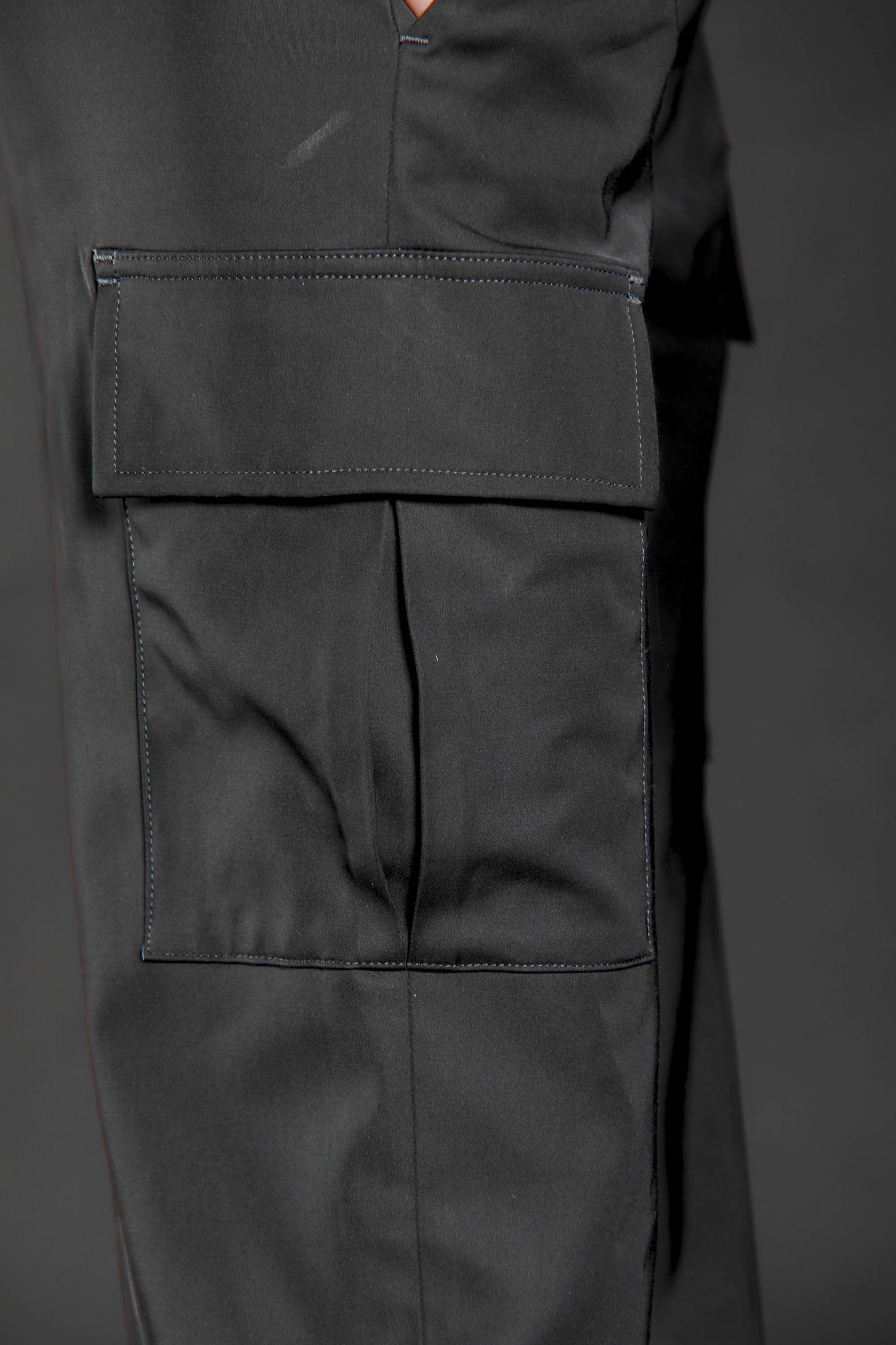 immagine 4 di pantalone cargo donna in satin colore nero modello Victoria di Mason's