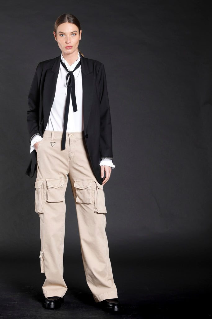 Immagine 3 di pantalone cargo donna in gabardina logo limited edition colore  biscotto modello Victoria Snake di Mason's 