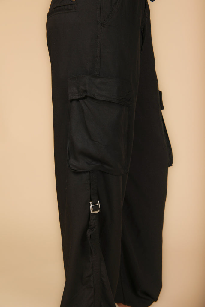 immagine 3 di pantaloni cargo jogger donna modello Francis in nero fit relaxed di Mason's