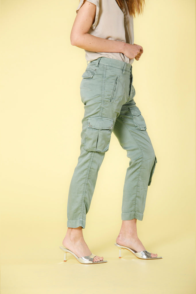 immagine 3 di pantalone cargo donna in tencel con borchie modello asia snake colore verde menta relaxed fit di mason's 