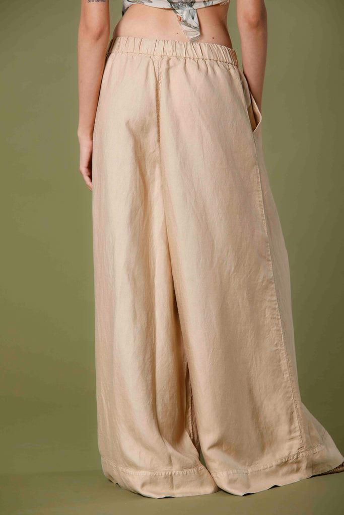 immagine 5 di pantalone chino donna in tencel e lino modello Portofino colore kaki scuro relaxed fit di Mason's 