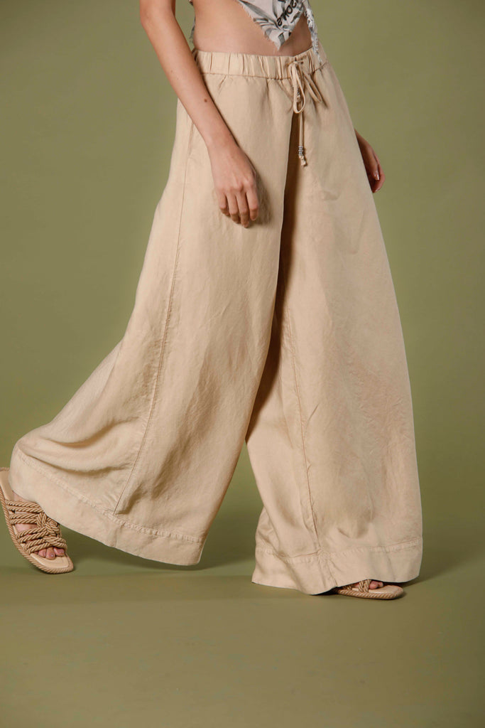 immagine 4 di pantalone chino donna in tencel e lino modello Portofino colore kaki scuro relaxed fit di Mason's 