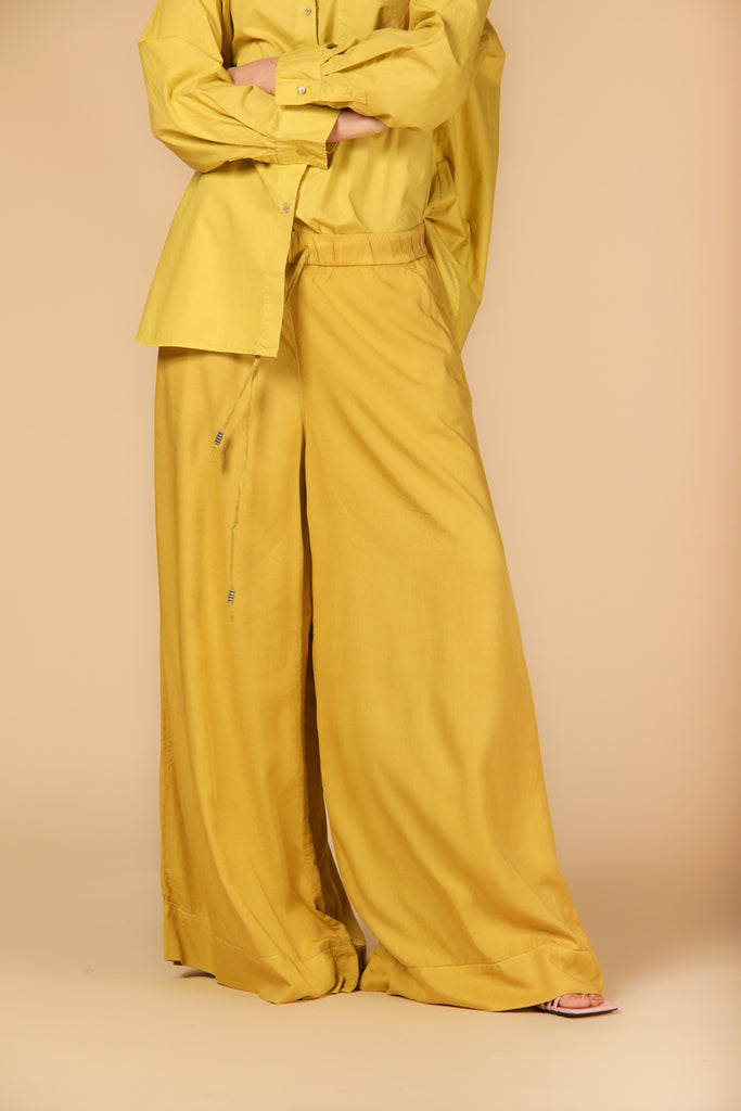 immagine 2 di pantalone chino donna modello Portofino in giallo relaxed fit di Mason's