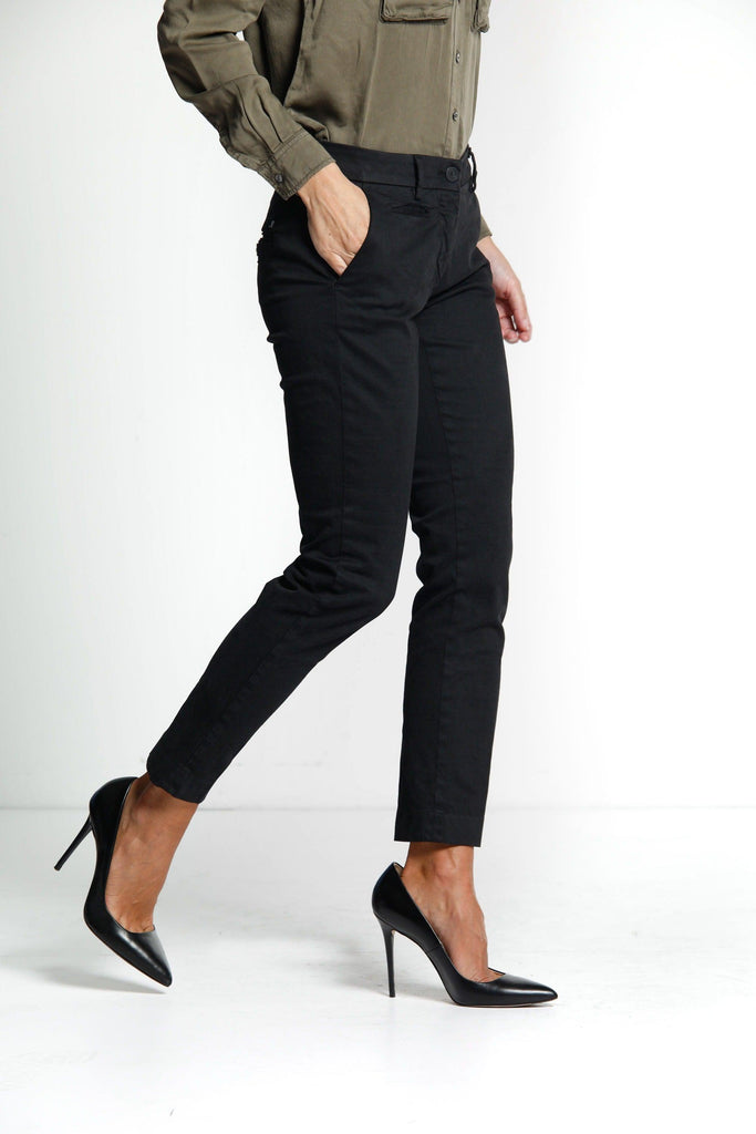 Immagine 4 di pantalone chino donna in raso color nero modello New York Slim di Mason's