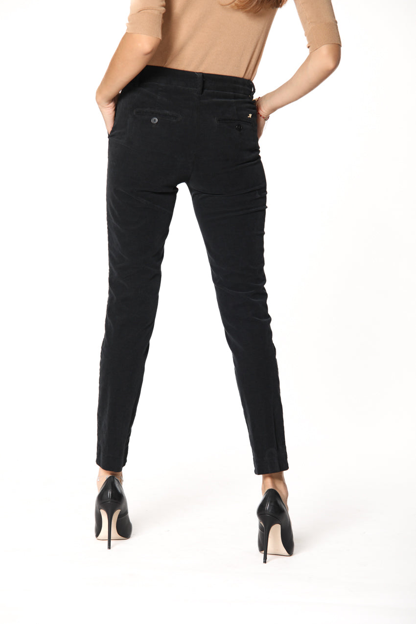 Image 4 du pantalon chino femme en velours noir modèle New York Slim par Mason's