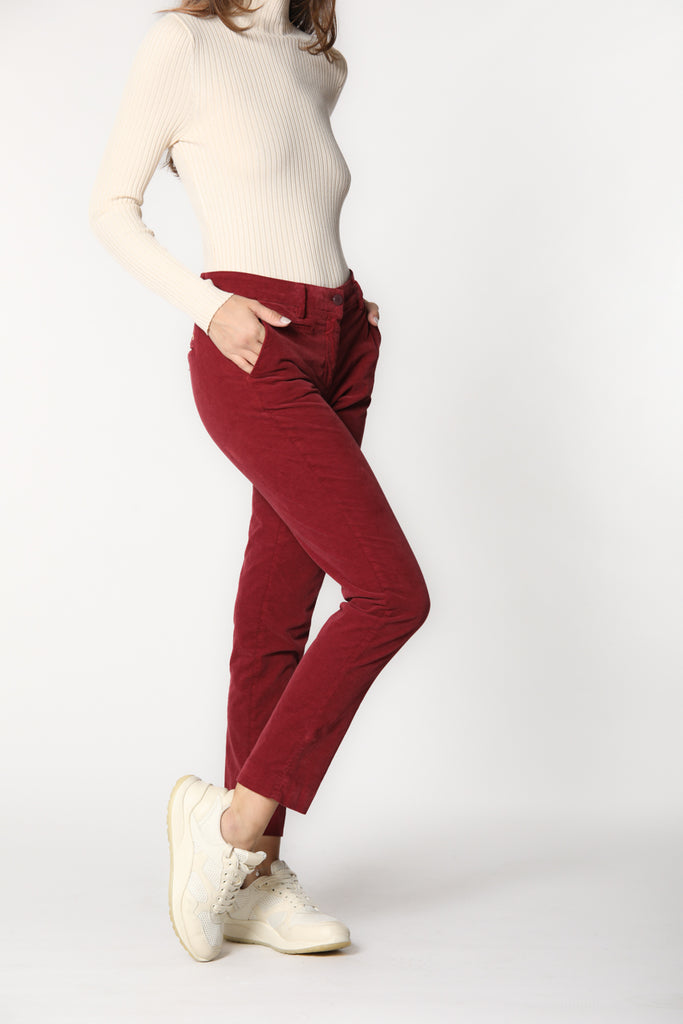 Immagine 4 di pantalone chino donna in velluto color rubino modello New York Slim di Mason's