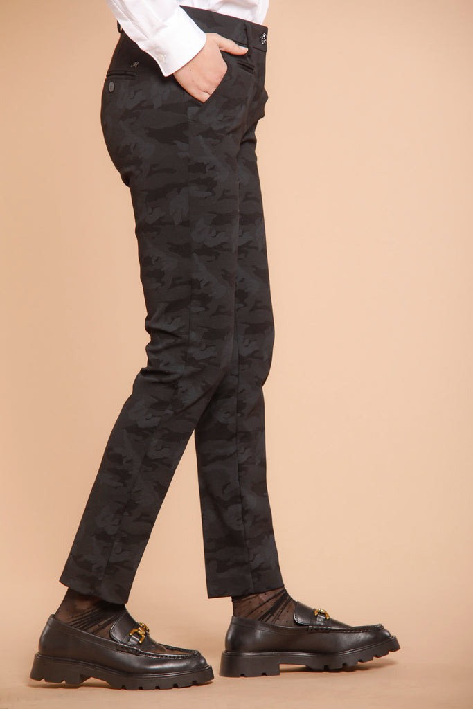 immagine 2 di pantalone chino donna in jersey con pattern camouflage colore nero modello New York Slim di Mason's