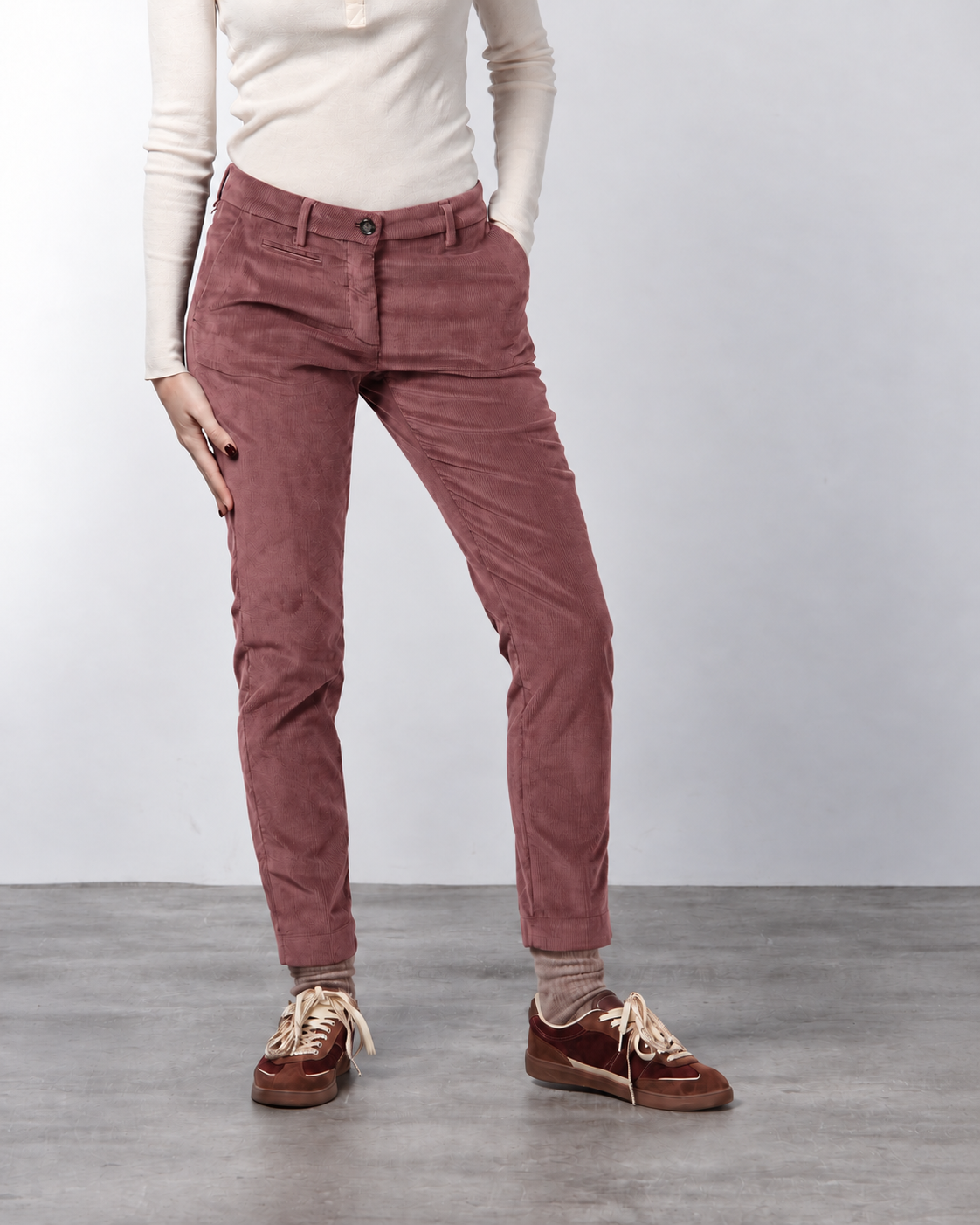 New York Slim women’s chino pants in wide-wale velvet with slim fit ①