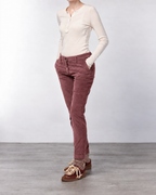New York Slim women’s chino pants in wide-wale velvet with slim fit ①